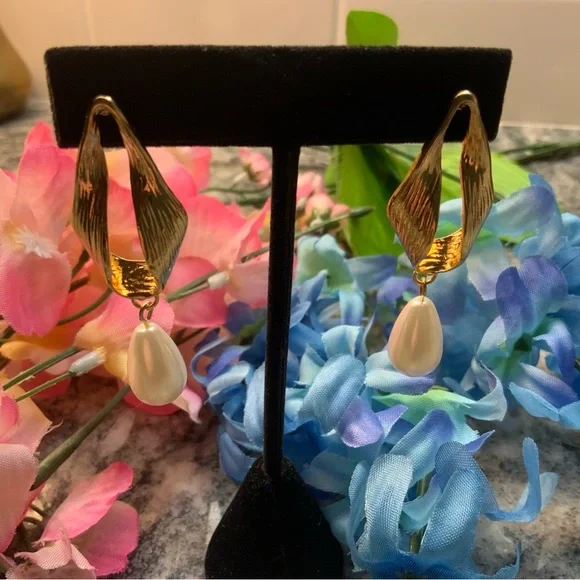♥️BRAND NEW Elegant 18k Gold plated White pearl Drop Earrings. Bloomingdale’s. - Picture 2 of 5